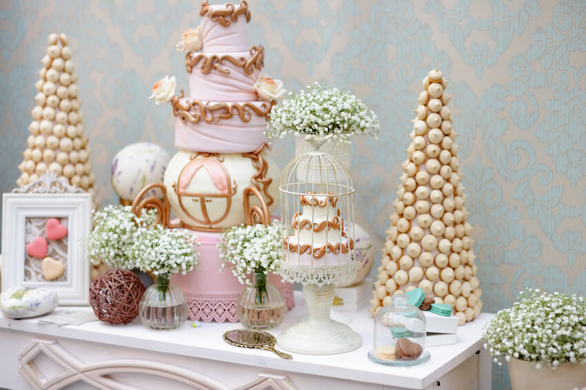 Princess baby shower: table with cakes and desserts