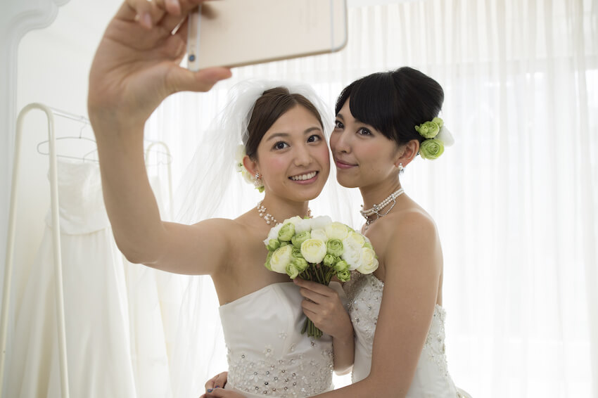 Elopement invitations: two brides taking a selfie