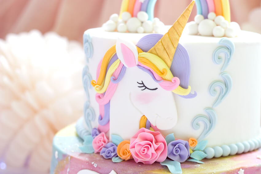 Unicorn birthday decorations: unicorn themed cake