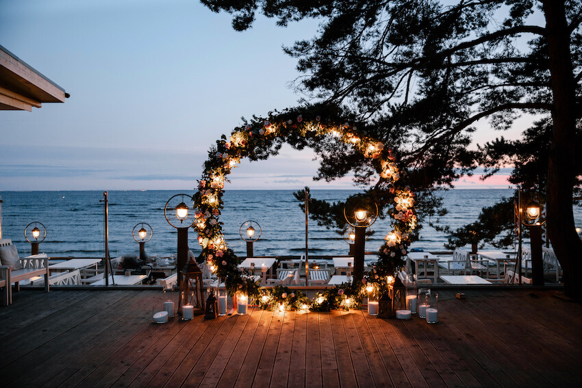 All black wedding: wedding arch with flowers and candles