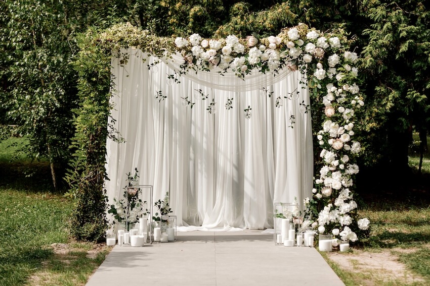 Wedding decor checklist: wedding arch with white flowers