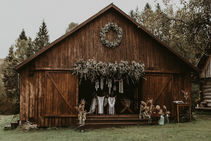Country wedding: rustic barn wedding venue