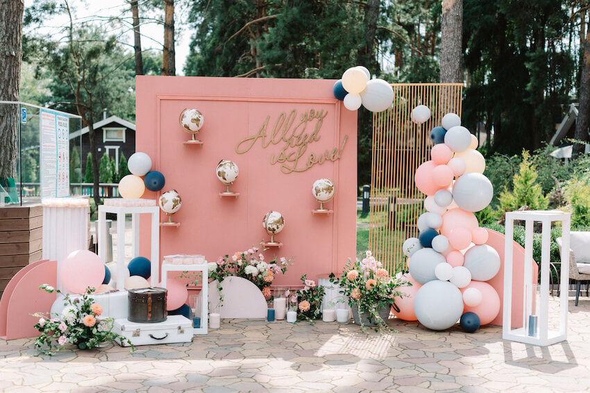 How to choose wedding colors: pink-themed wedding photo area set-up