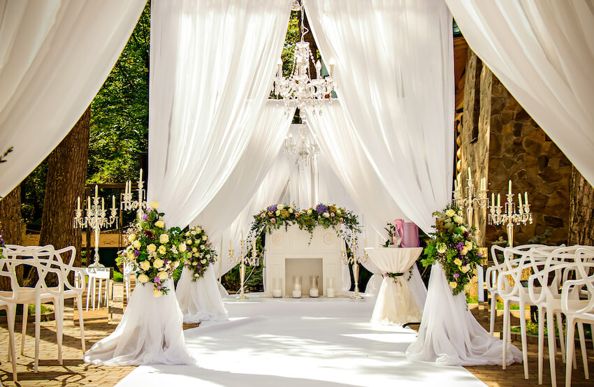 Outdoor wedding ideas: wedding setting with chandeliers