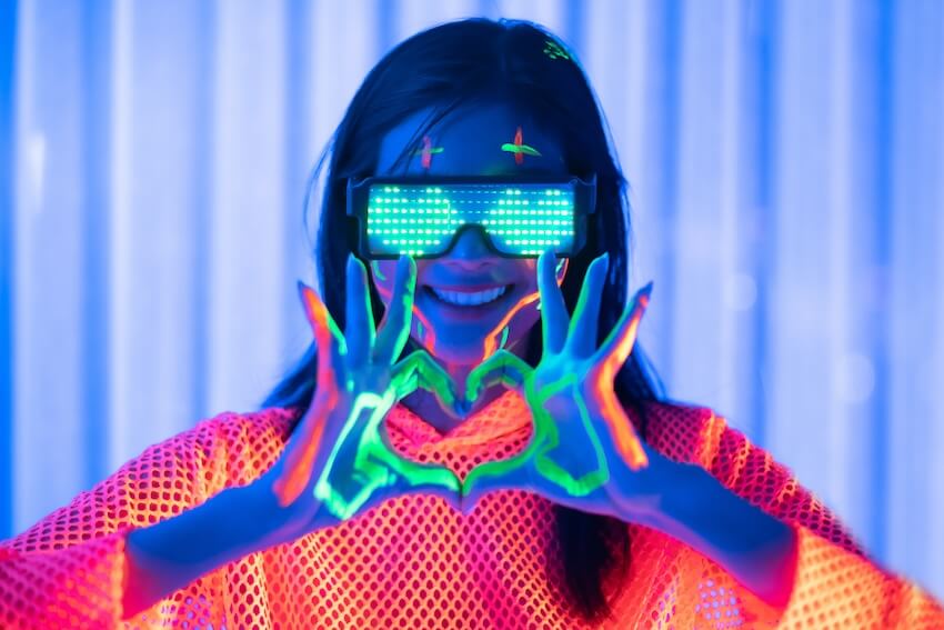 Glow in the dark party ideas: woman posing at the camera